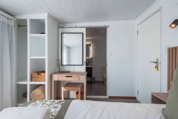 ลักซ์ชัวรี่เคบิน | เครื่องนอนระดับพรีเมียม, ตู้นิรภัยในห้องพัก, โต๊ะทำงาน