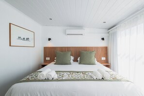 Cabin | In-room safe, desk