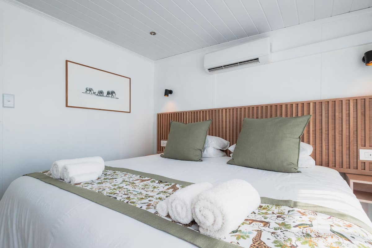 Premium bedding, in-room safe, desk, laptop workspace