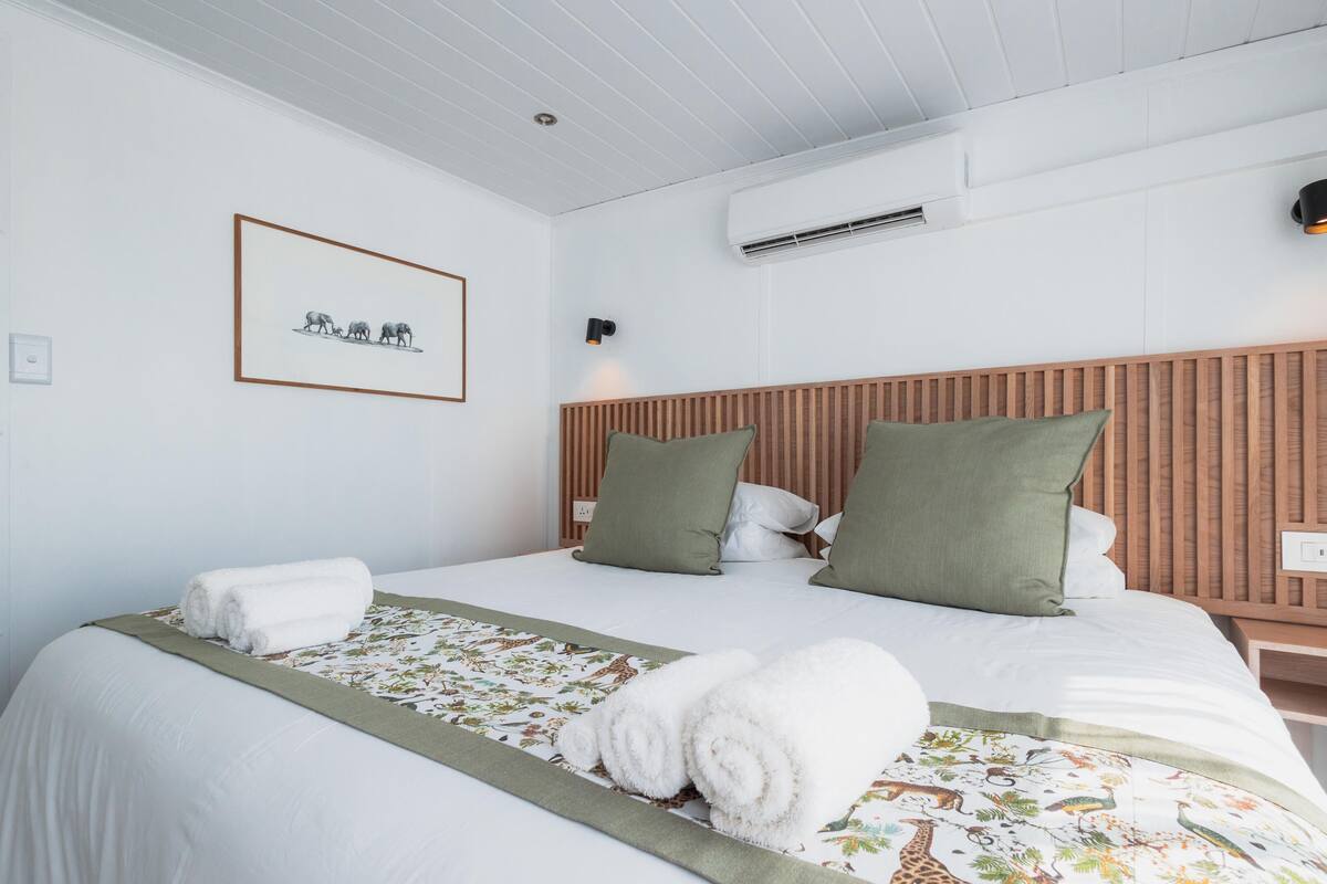 Premium bedding, in-room safe, desk, laptop workspace