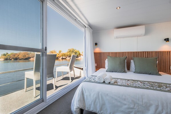 Premium bedding, in-room safe, desk, laptop workspace