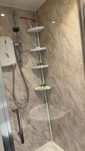 Shower, hair dryer, towels, soap - Peacefull Springfield Studio Flat. (Chelmsford)