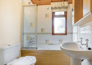 Une salle de bain avec une douche, une baignoire et un lavabo.