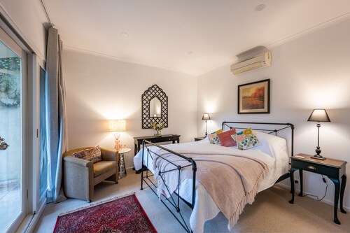 Remodeled historical cottage w/indoor firepit, lovely place to relax