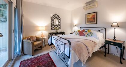 Remodeled historical cottage w/indoor firepit, lovely place to relax