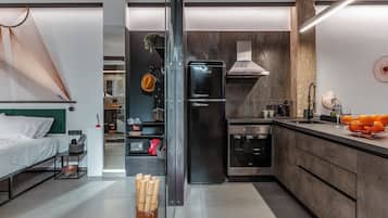 Réfrigérateur, four, plaque de cuisson, cafetière/bouilloire