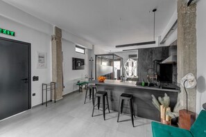 Interior - Apartment 'Nirvana Loft Gallery' with Sea View, Wi-Fi and Air Conditioning (Ermoupoli)