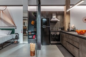 Een koelkast, een oven, een kookplaat, een koffiezetapparaat/waterkoker