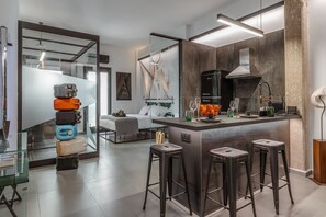 1 dormitorio, tabla de planchar con plancha, wifi y ropa de cama