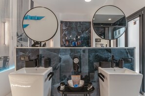 Dusche, Haartrockner, Handtücher