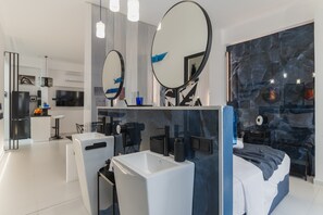 1 bedroom, iron/ironing board, WiFi, bed sheets - Apartment 'Olympia Loft Gallery' with Sea View, Wi-Fi and Air Conditioning (Ermoupoli)