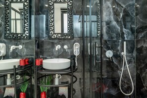 Shower, hair dryer, towels - Apartment 'Pop Loft Gallery' with Sea View, Wi-Fi and Air Conditioning (Ermoupoli)