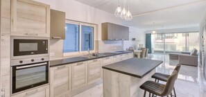 Jääkaappi, mikroaaltouuni, uuni, liesi