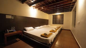 Quarto casal família, sacada, vista para o jardim | Escrivaninha, Wi-Fi de cortesia