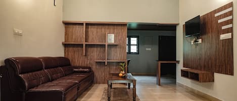 Family Double Room, Balcony, Garden View | Living area