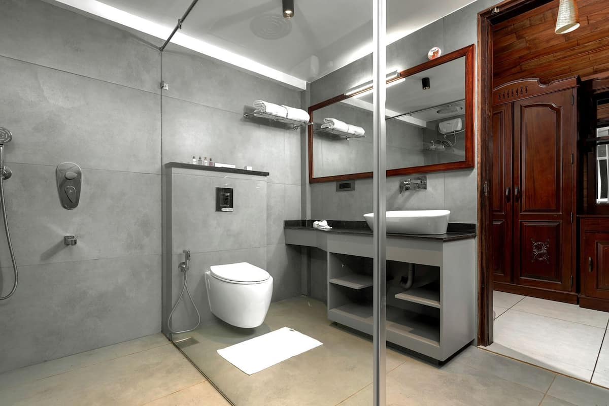 Kamar Double Keluarga, balkon, pemandangan kebun | Kamar mandi | Shower, perlengkapan mandi gratis, handuk, dan sabun