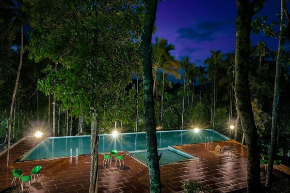 2 من حمّامات السباحة الخارجية