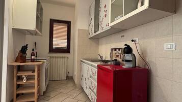 Réfrigérateur, four, plaque de cuisson, cafetiÚre/bouilloire