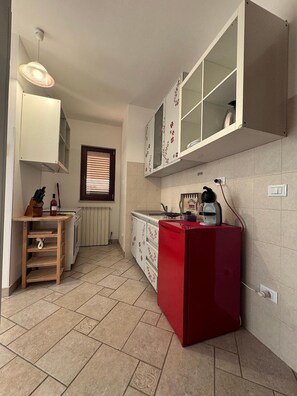 Réfrigérateur, four, plaque de cuisson, cafetière/bouilloire