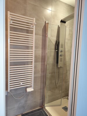 Hair dryer, toilet paper - 3-room apartment ideally located (Fouras)