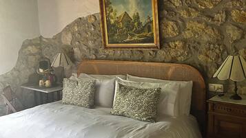 Habitació doble o amb dos llits individuals Comfort, vistes a la vall | Llençols de cotó egipci, roba de llit d'alta qualitat i cobrellits