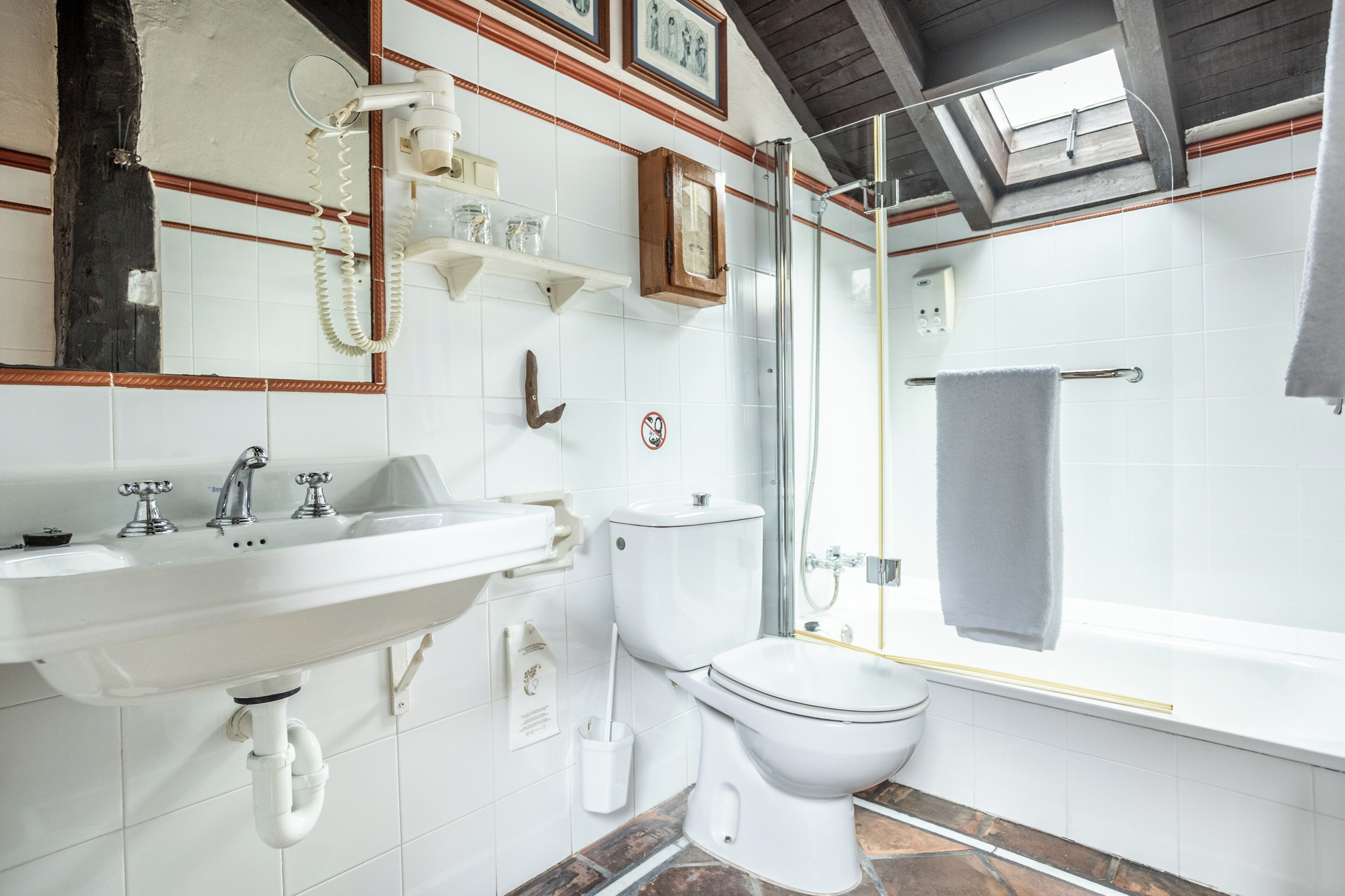 Un baño con lavamanos blanco, inodoro, ducha y bañera.