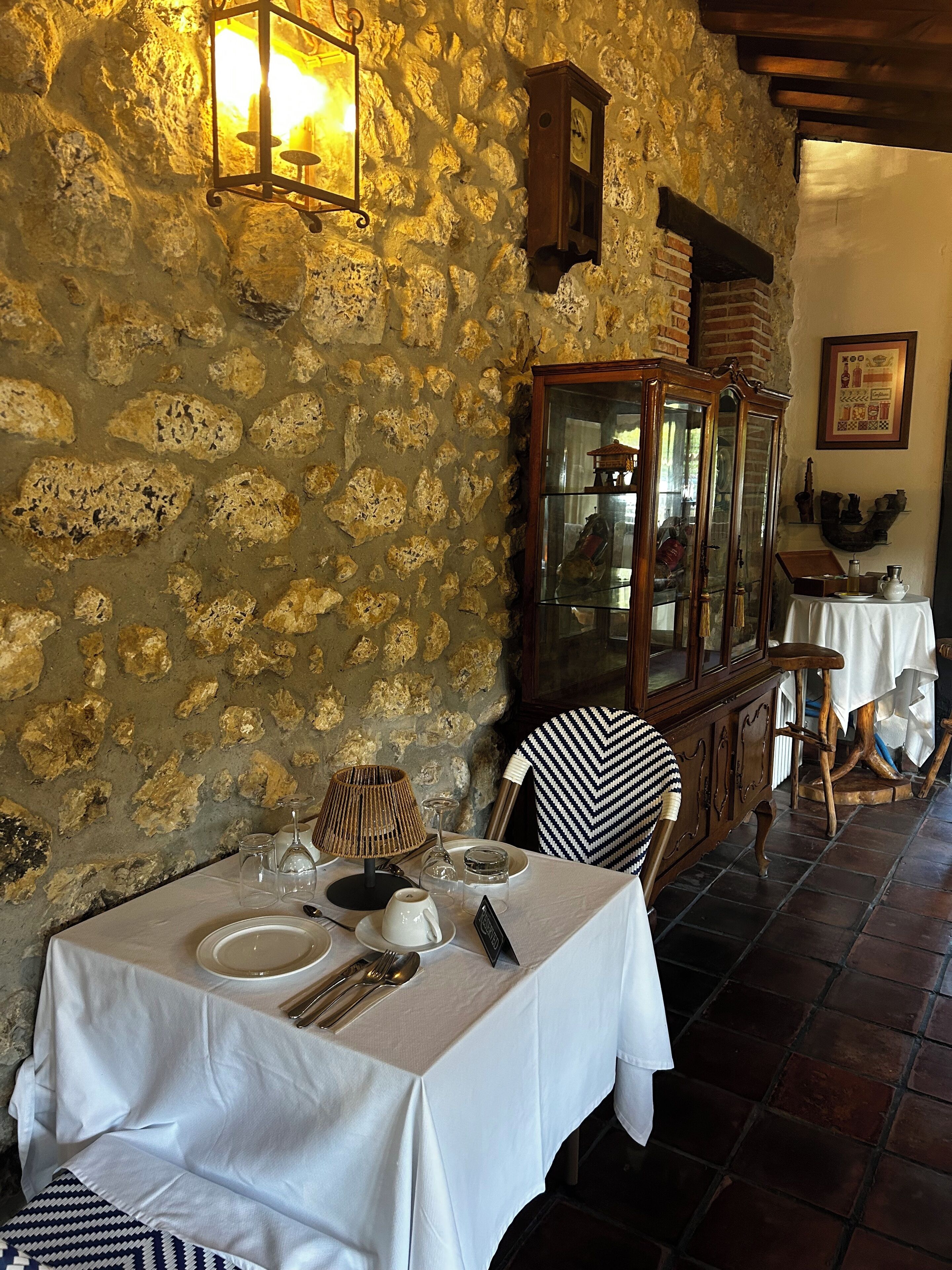 Frukost och lunch serveras, med utsikt mot trädgården 