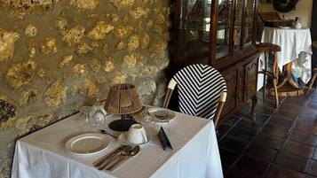 Ofereix vistes al jardí i s'hi serveixen esmorzars i dinars