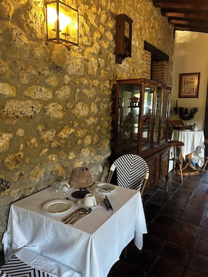 Se sirven desayunos y cocina del huerto a la mesa; con vista al jardín