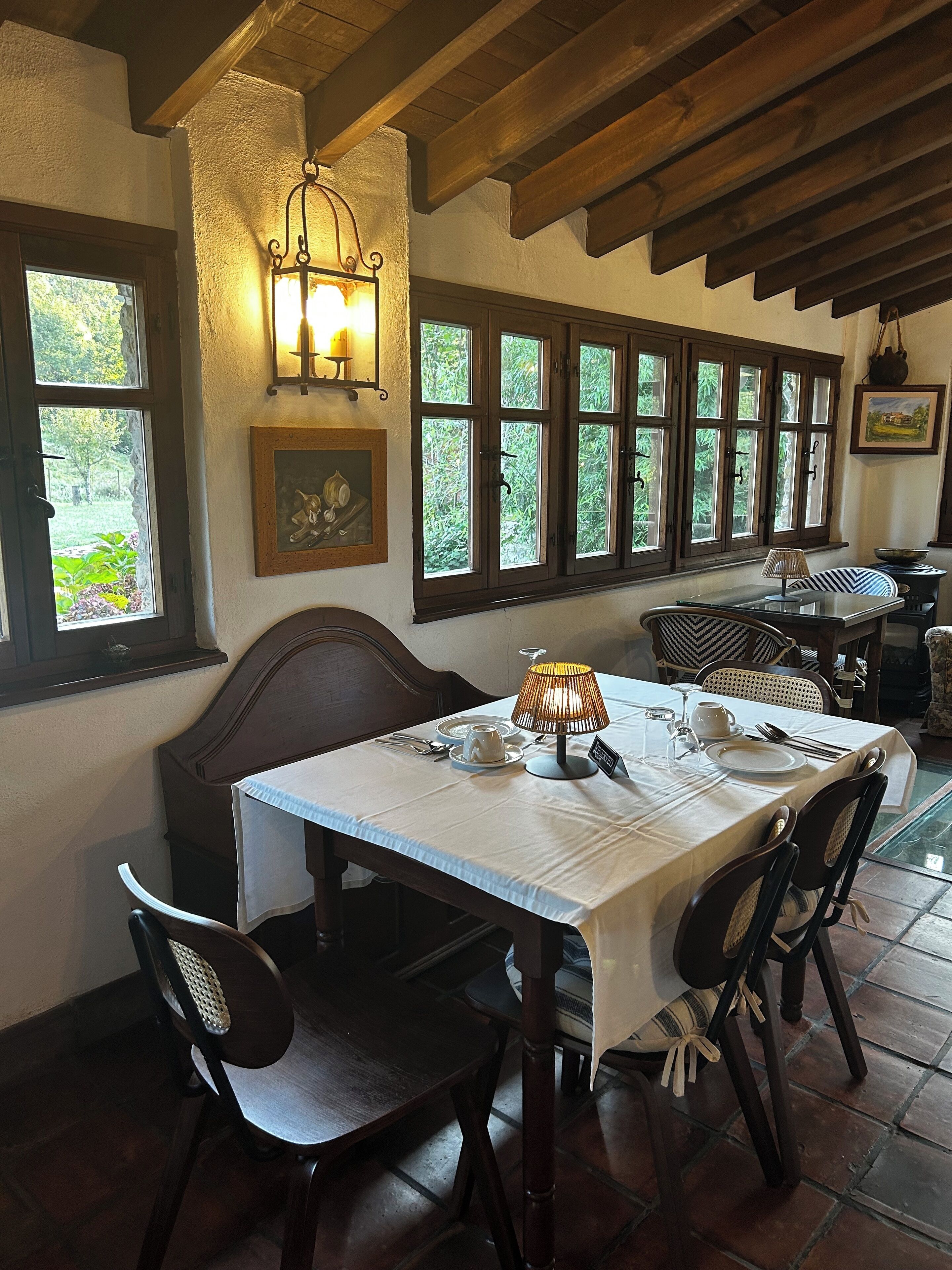 供應早餐、午餐和早午餐，農場到餐桌料理，花園景觀