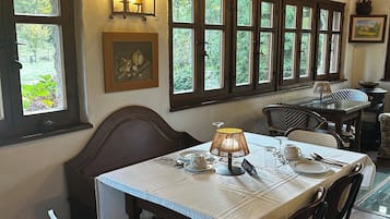 Serveert ontbijt, van boer tot bord-gerechten, uitzicht op de tuin