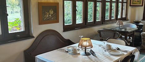 Frokost og lunsj serveres, retter fra jord til bord, utsikt mot hagen