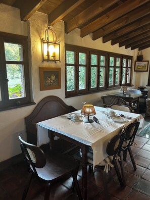 Se sirven desayunos, almuerzos y brunch (con vistas al jardín) 