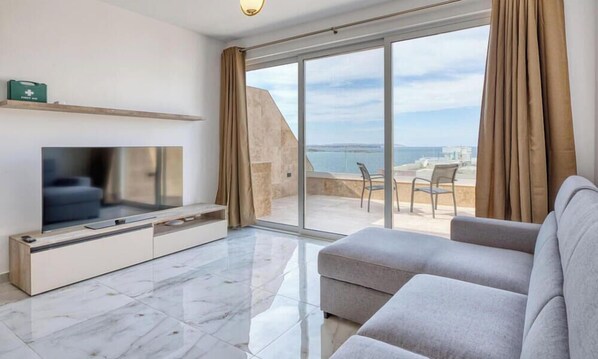 TV - Penthouse Paradise in Qawra opposite the beach ! (St. Paul`s Bay)
