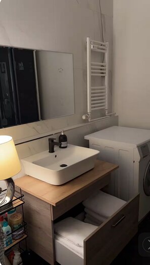 Hair dryer, towels, soap, toilet paper - Trade fair 10 min (Laatzen)