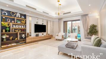 Maison mitoyenne Luxe, 3 chambres, piscine privée | Coin séjour | TV connectée de 55 pouces avec chaßnes par cùble