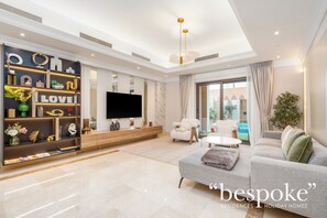 وحدة سكنية متصلة فاخرة - ٣ غرف نوم - بمسبح خاص | منطقة المعيشة | تلفزيون ذكي بحجم 55-بوصة يعرض قنوات تلفزيونية باشتراك مدفوع