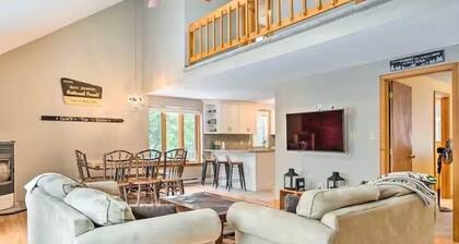Superb 3-bedroom cabin in Campton with Mountain View’s - Minutes to skiing