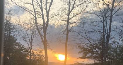 Superb 3-bedroom cabin in Campton with Mountain View’s - close to skiing