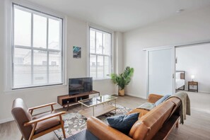 Televisión y oficina 