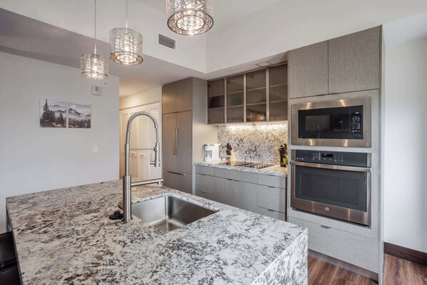 Refrigerador, microondas, horno y parrilla de estufa 