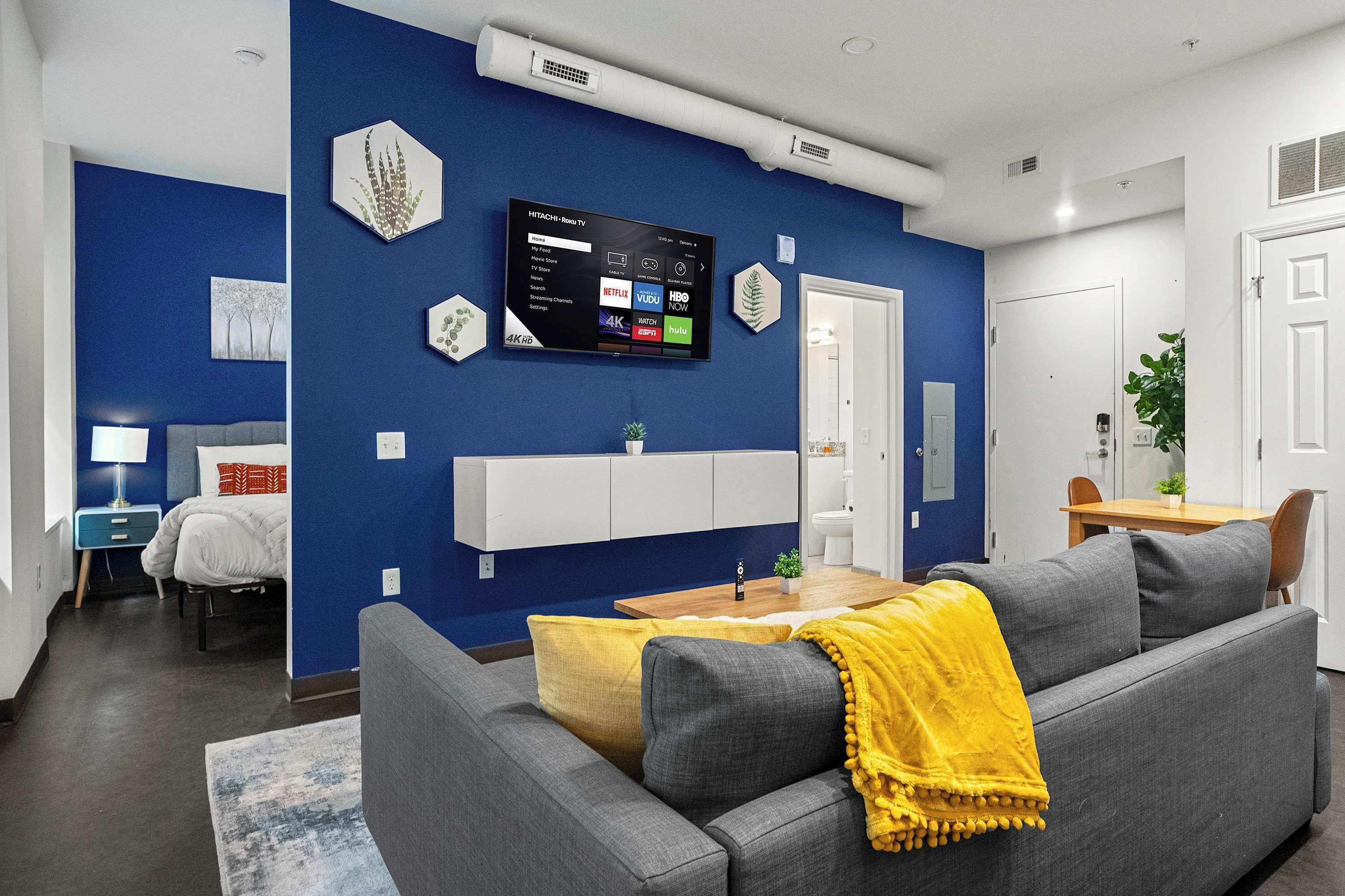 1 dormitorio, escritorio, tabla de planchar con plancha y wifi