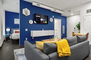 1 dormitorio, escritorio, tabla de planchar con plancha y wifi