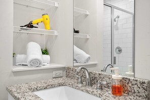 Regadera, secadora de cabello, toallas 