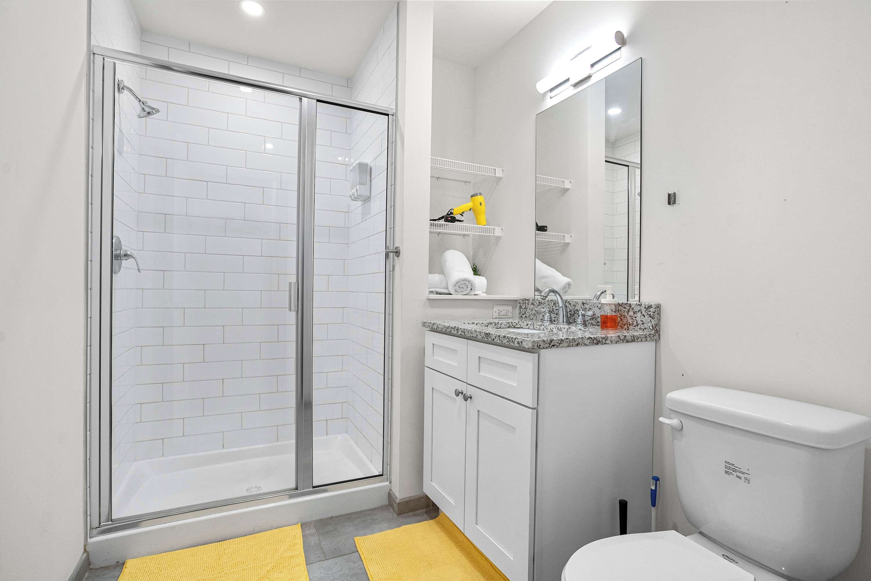 Ducha, secador de pelo y toallas