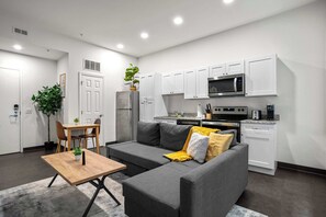 Televisión y oficina 