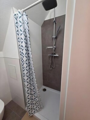 Een douche, handdoeken
