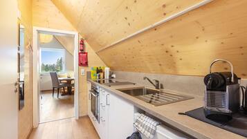 Kühlschrank, Ofen, Herdplatte, Wasserkocher mit Kaffee-/Teezubehör