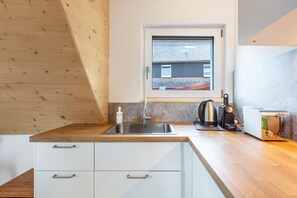 Fridge, oven, stovetop, dishwasher - Apartment Kuckuck in Grafenhausen – Hochschwarzwald Card inklusive (Grafenhausen)