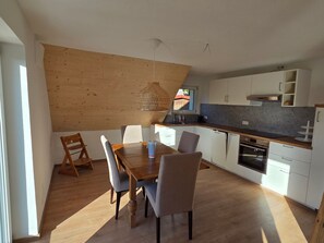 Frigorifero, forno, piano cottura, lavastoviglie